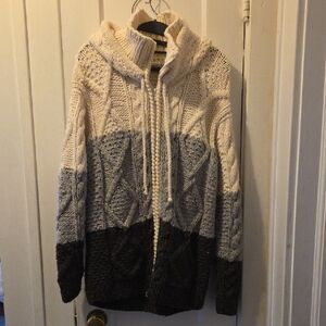 Cozy Hooded Cable Knit Sweater - Cream and Gray